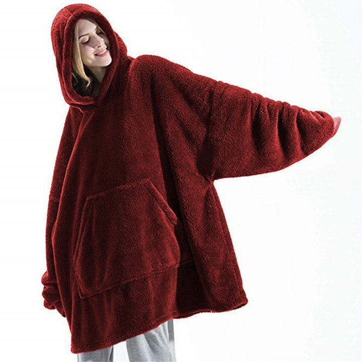 Person i oversize filthoodie med stor ficka