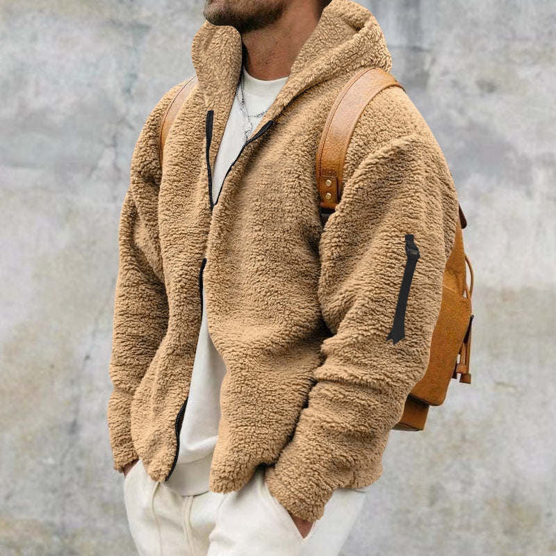 Man i khakifärgad teddyfleecejacka med huva