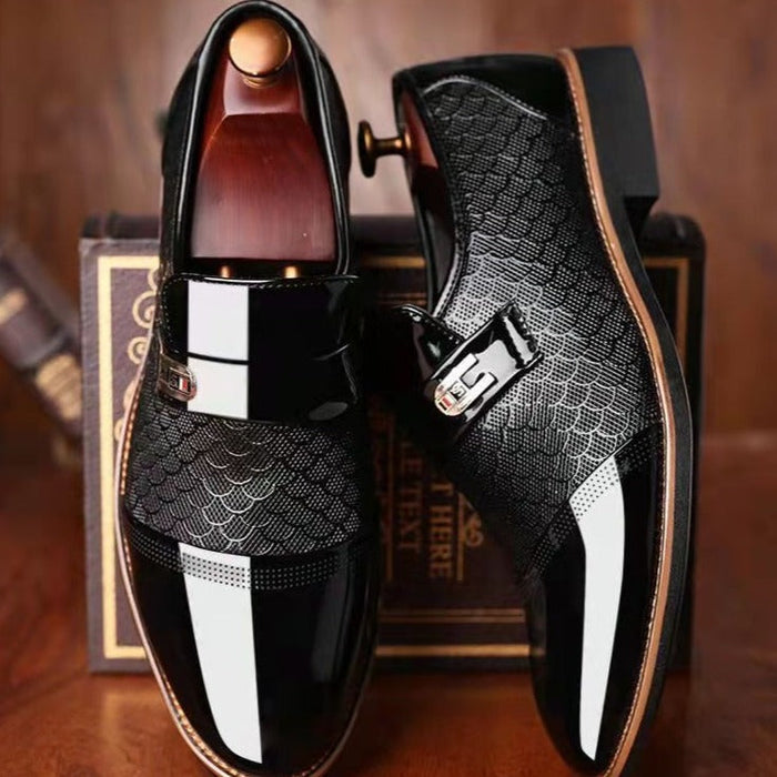 Herrarnas texturerade loafers med spänne och glansig finish