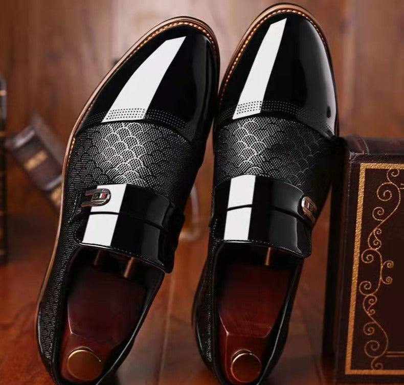 Herrarnas texturerade loafers med spänne och glansig finish
