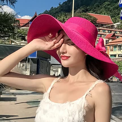 Kvinnors Solhatt i Strå med Bred Brätte och Slipsdetalj för Strandstil