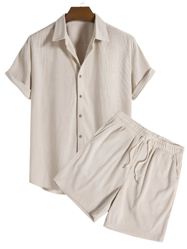 Herrarnas minimalistiska sommarsätt med kortärmad skjorta och shorts, lätt och andningsbar avslappnad outfit