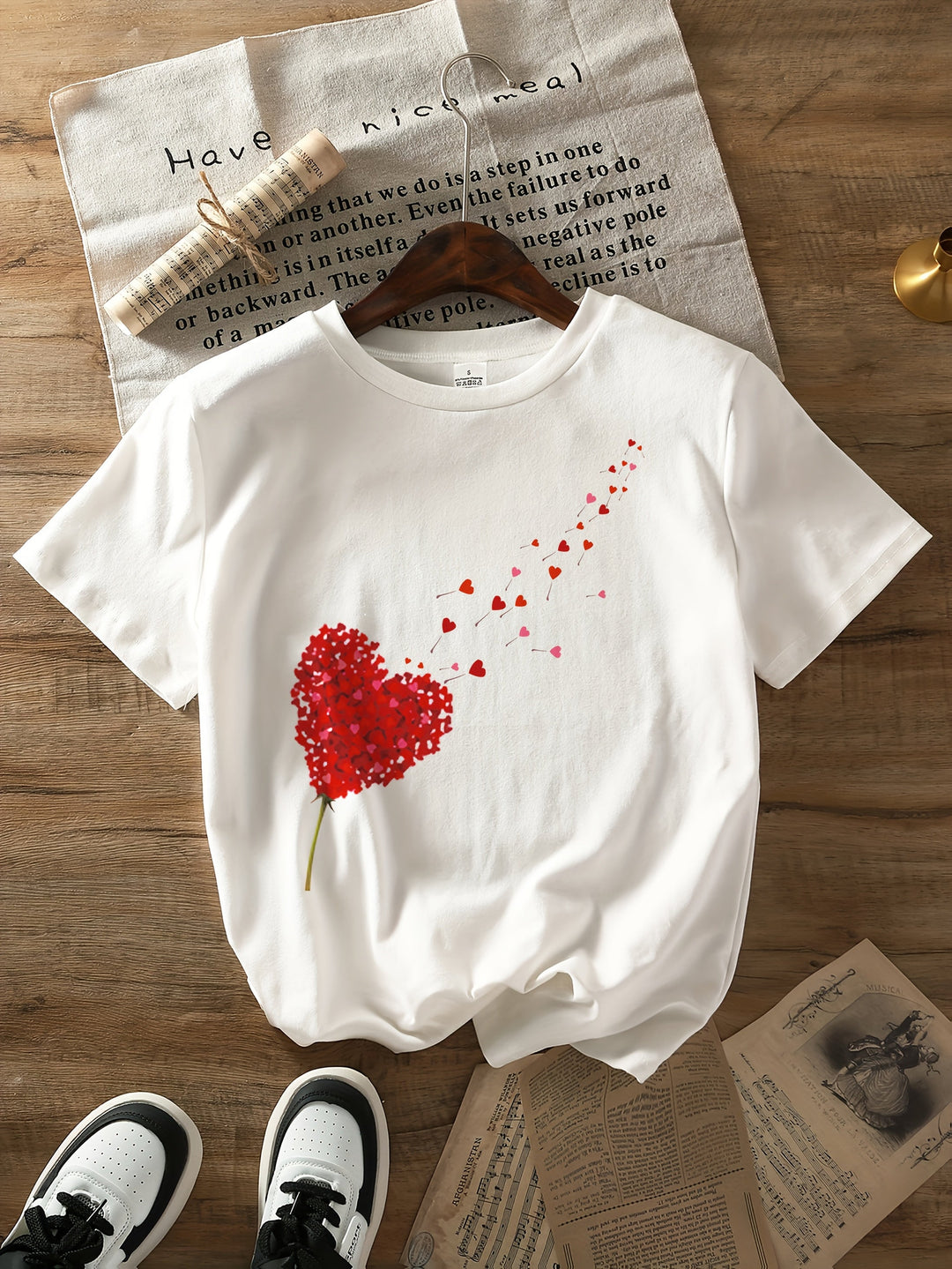 Kvinnors Söt Hjärt- och Blommönstrad T-shirt med Rund Halsringning, Mjuk Bomullsblandning och Romantisk Avslappnad Stil för Varje Dag