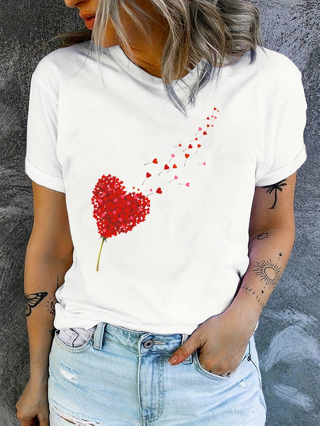 Kvinnors Söt Hjärt- och Blommönstrad T-shirt med Rund Halsringning, Mjuk Bomullsblandning och Romantisk Avslappnad Stil för Varje Dag
